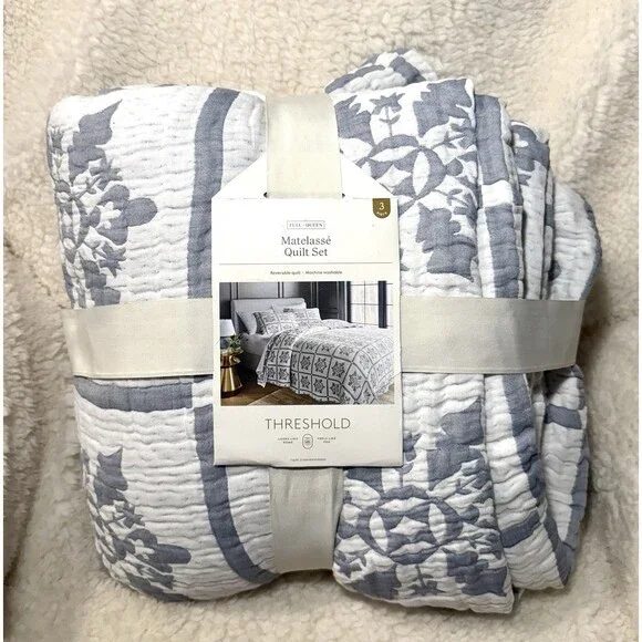 Threshold Holiday Snowflake Matelassé Quilt Set Full/Queen Gray – NEW Christmas - Picture 5 of 6